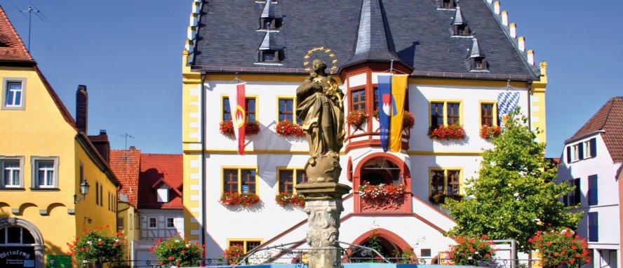 Volkach Fränkisches Weinland Franken Bayern Deutschland © WernerHilpert-fotolia.com